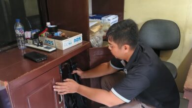 Personel Polsek Rakumpit mengecek barang inventaris