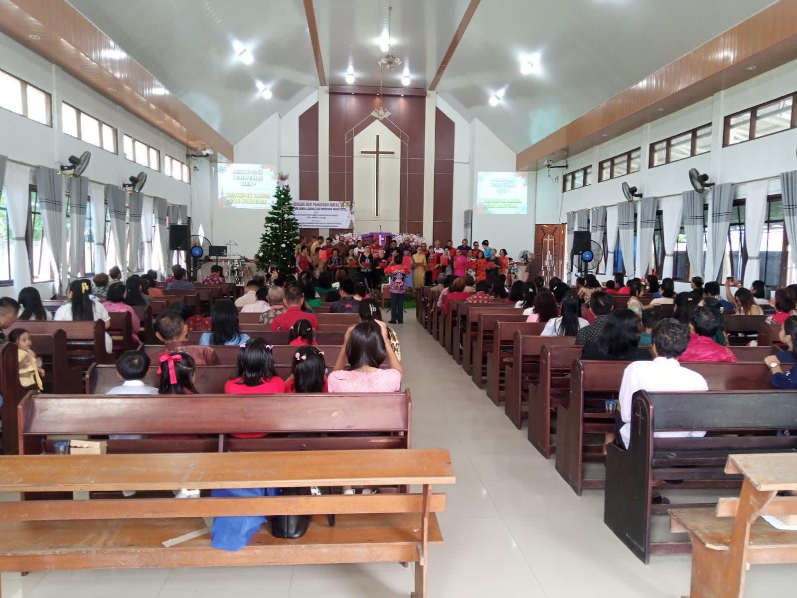 Personel Polsek Sabangau ketika melakukan patroli ke Gereja Marturia