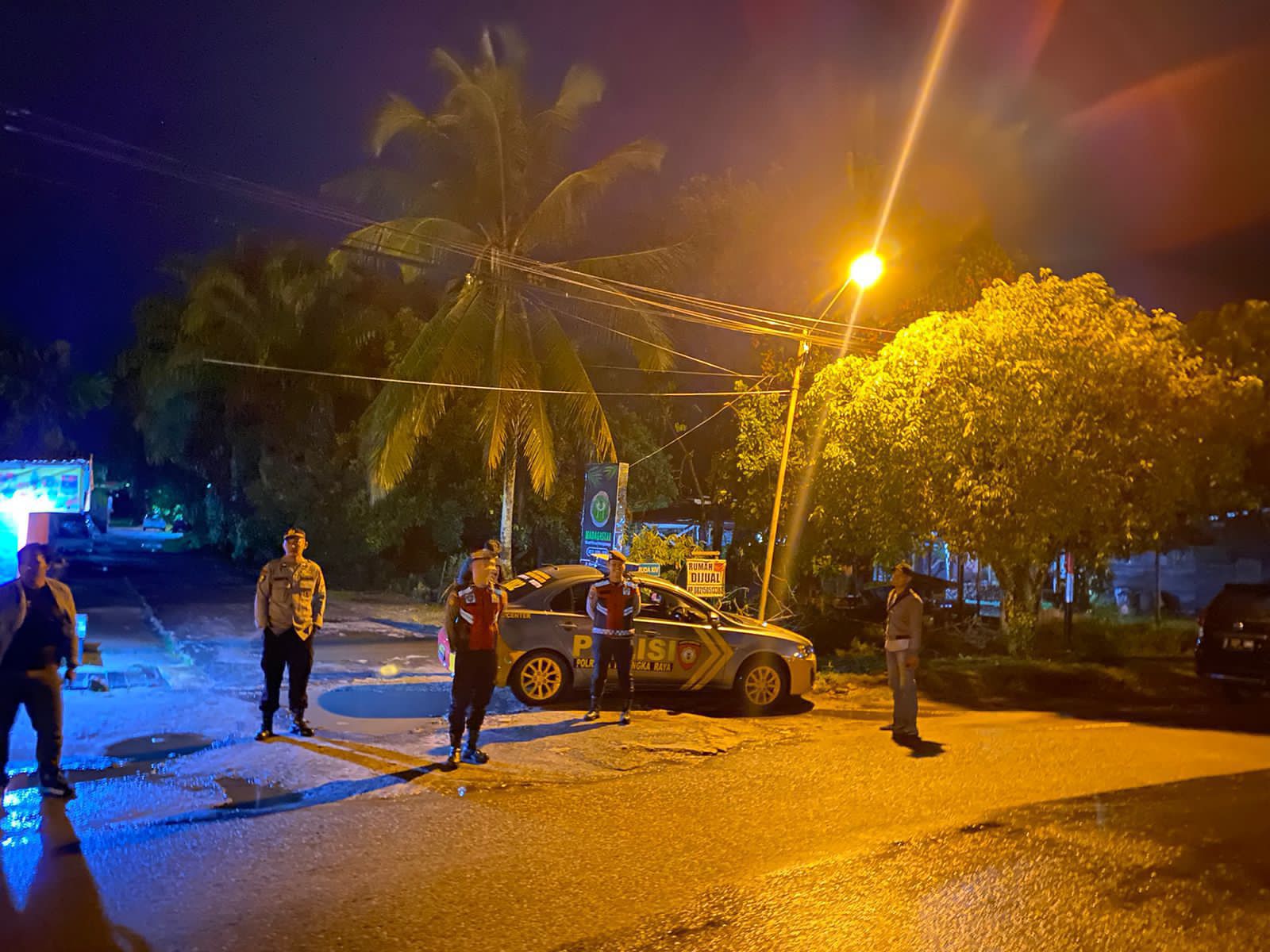 Petugas kepolisian ketika melakukam patroli di kawasan rawan di Kota Palangka Raya