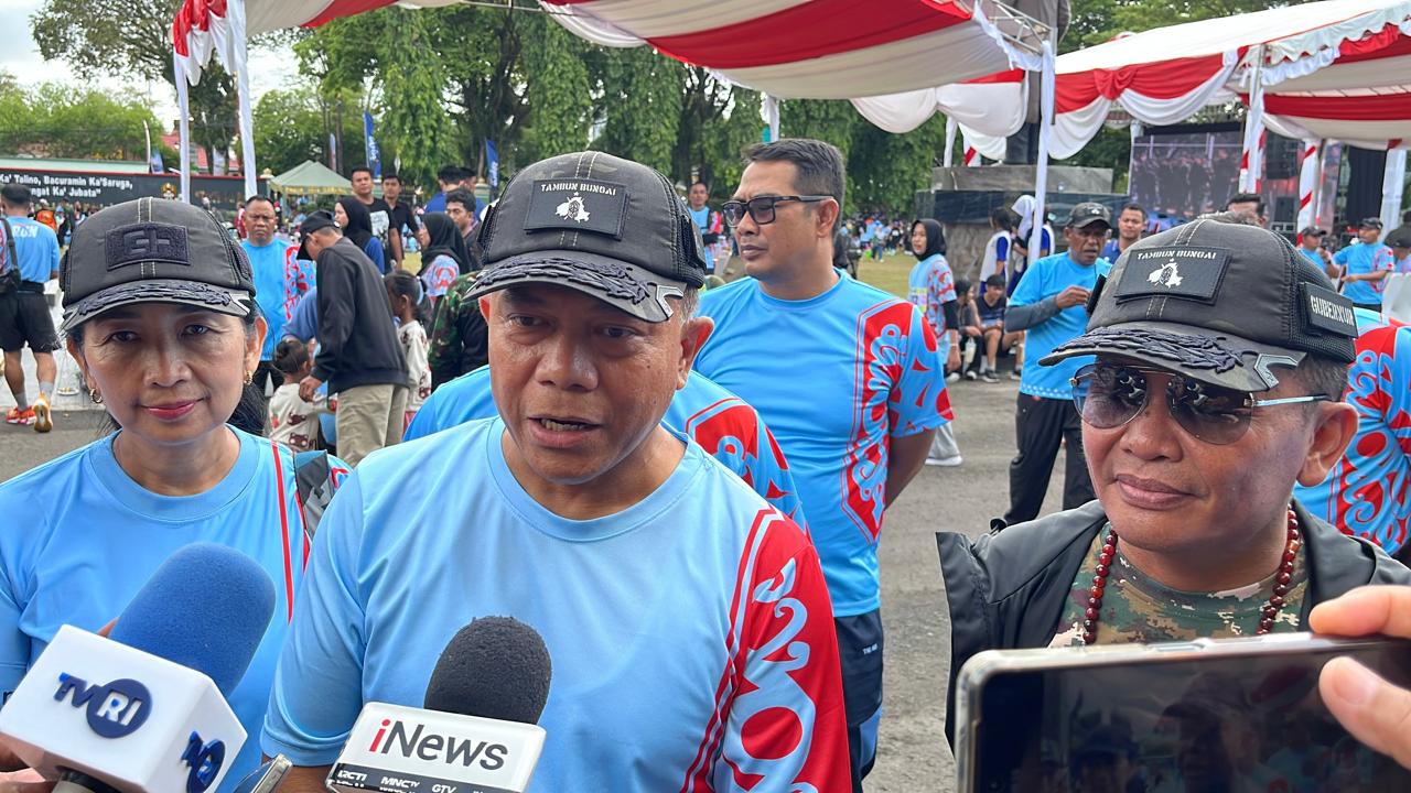 Pangdam XXII/Tambun Bungai, Mayjen TNI Zainul Arifin dan Gubernur Kalteng, H. Agustiar Sabran saat di wawancara awak media usai kegiatan