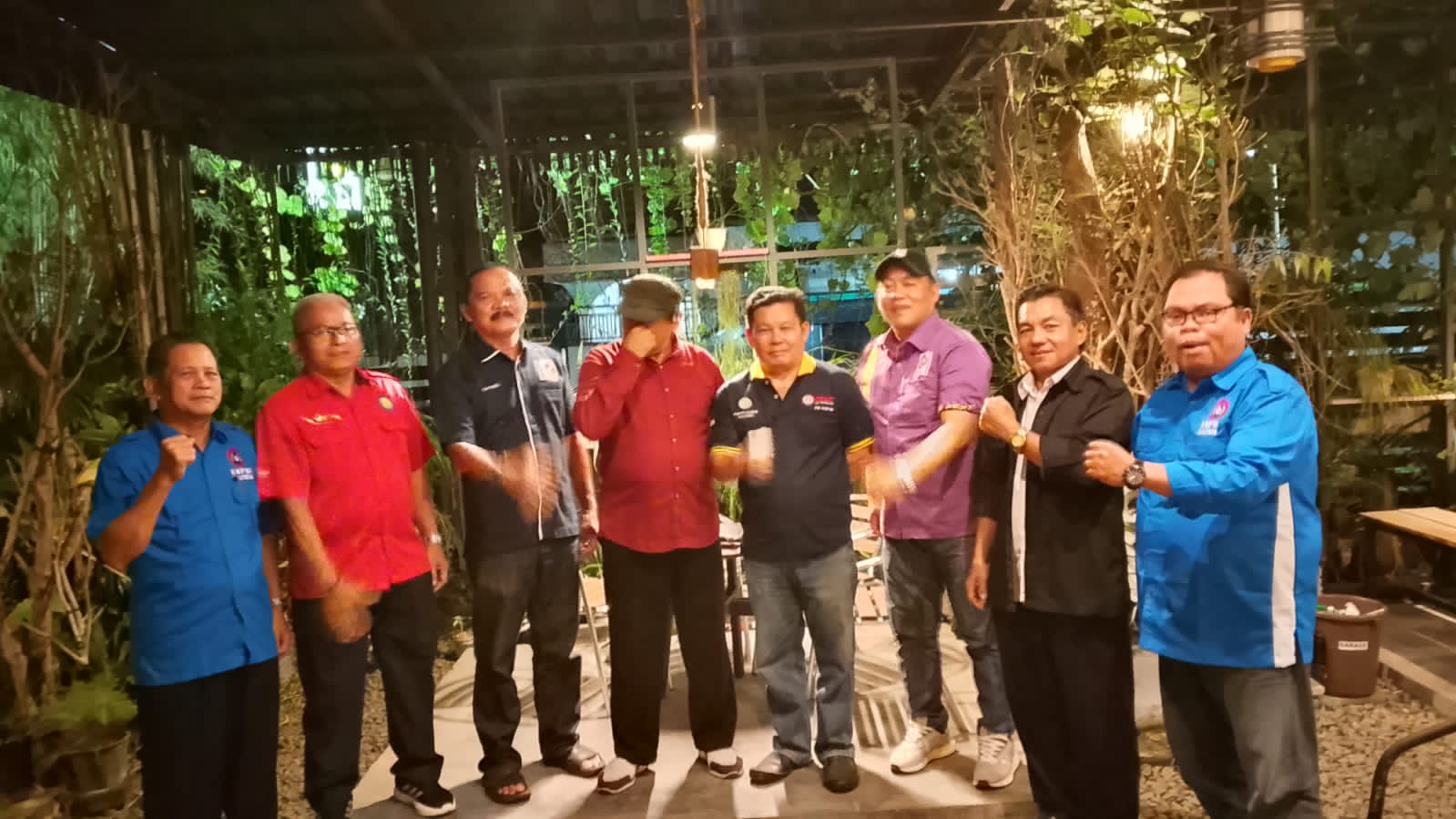 Koordinator FSP/SPB Kalteng Adhie foto bersama organisasi pekerja se-Kalteng