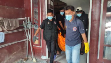 Petugas dan tim relawan mengevakuasi jasad korban menuju Rumah Sakit Bhayangkara