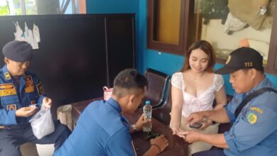 Tim damkar ketika berusaha
