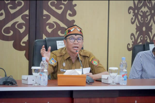 Plt. Sekretaris Daerah Prov. Kalteng Leonard S. Ampung saat menyampaikan sambutannya dalam kegiatan