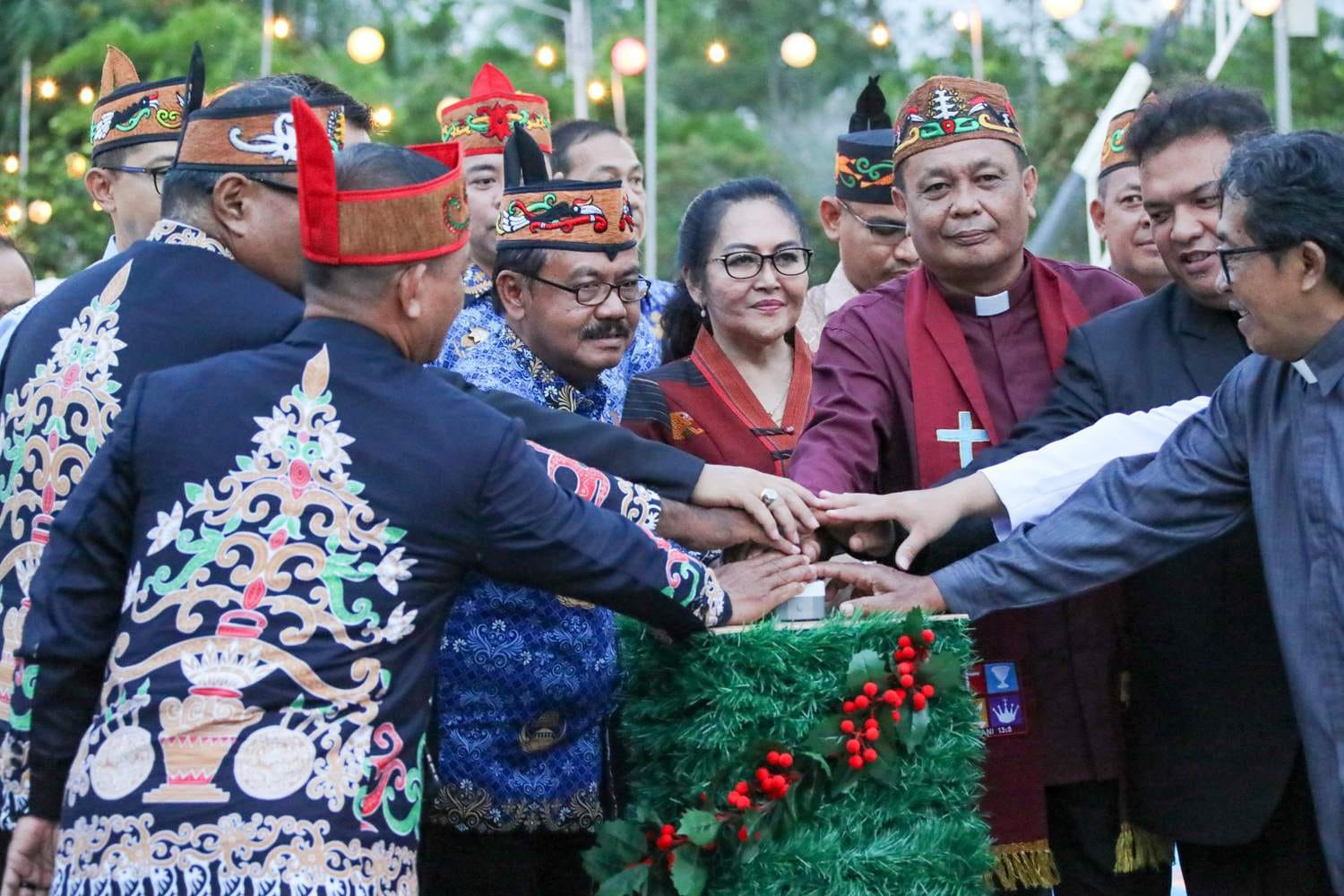 Herson B. Aden Resmikan Lampu Natal 2025, Ajak Warga Wujudkan Kalteng Berkah