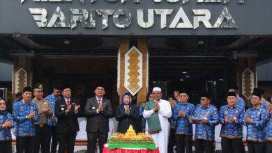 Ketua DPRD Barito Utara Mery Rukaini Ketika menghadiri Peringatan Hari Ulang Tahun ke-54 KORPRI di halaman kantor Bupati Barito Utara, Senin (1/12/2025).