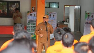 Bupati Barito Utara H. Shalahuddin memimpin apel pagi di lingkungan Badan Penanggulangan Bencana Daerah (BPBD)