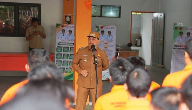 Bupati Barito Utara H. Shalahuddin memimpin apel pagi di lingkungan Badan Penanggulangan Bencana Daerah (BPBD)