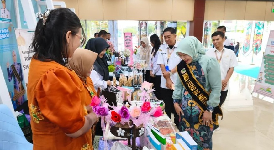Bunda Literasi Barito Utara, Hj. Maya Savitri Shalahuddin menghadiri Festival Literasi 2025 yang digelar Dinas Perpustakaan dan Arsip Provinsi Kalimantan Tengah, belum lama ini.