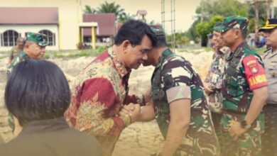 Bupati Barito Utara H. Shalahuddin mendampingi Panglima Kodam Mayjen TNI Zainul Arifin meninjau langsung progres pembangunan Koperasi Merah Putih di Desa Trahean