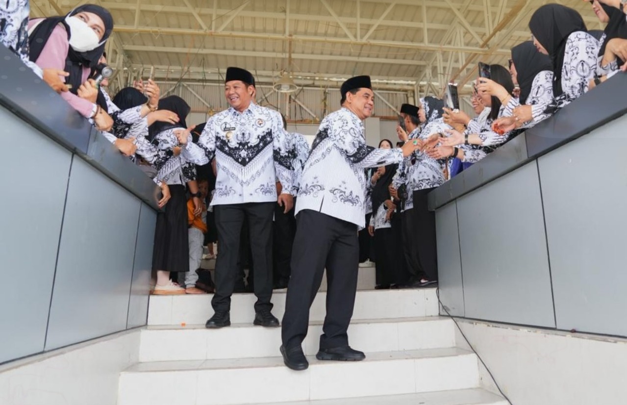 Bupati Barito Utara H Shalahuddin dan Wakil Bupati Utara Felix Sonadie Y. Tingan hadir di tengah ribuan guru