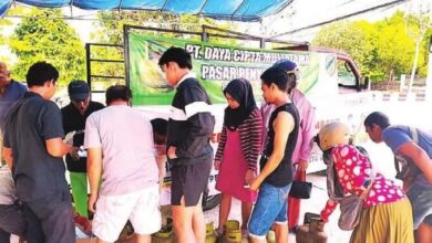 Masyarakat Kecamatan Teweh Tengah antre membeli gas elpiji 3 kg