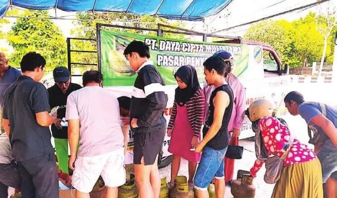 Masyarakat Kecamatan Teweh Tengah antre membeli gas elpiji 3 kg
