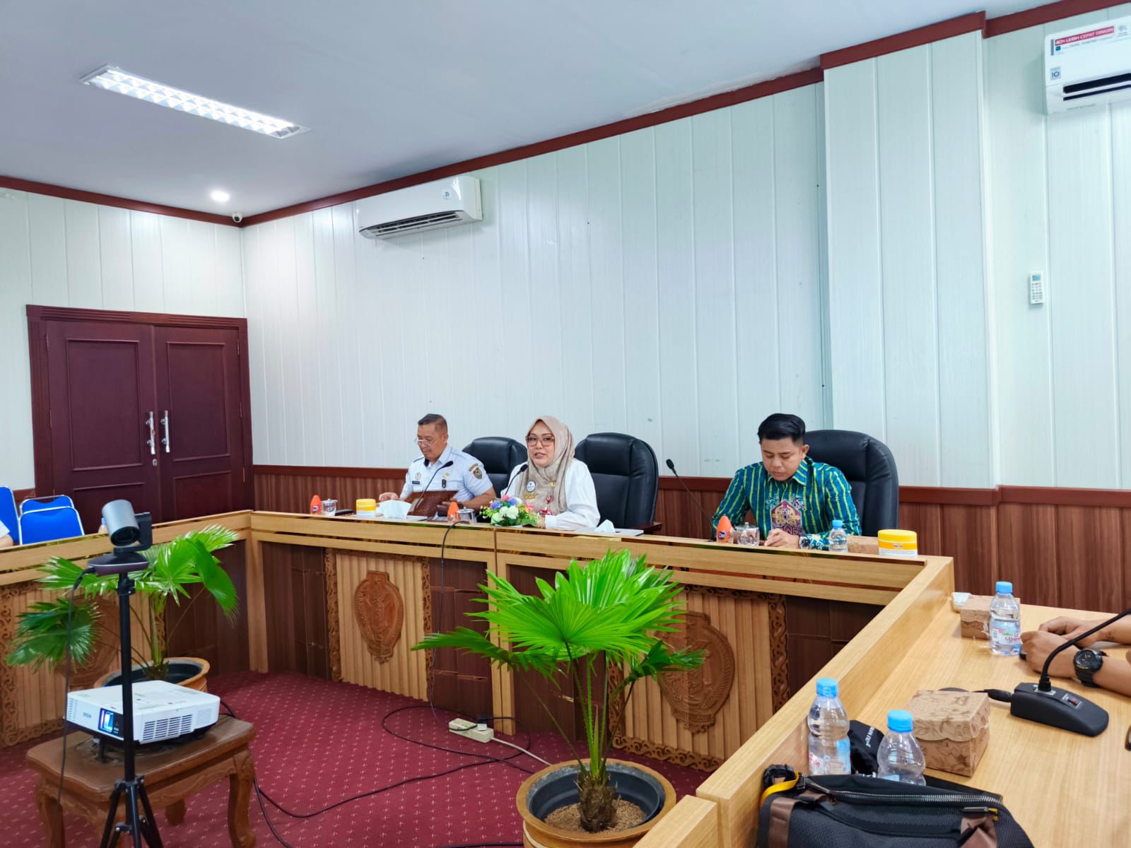 Ketua Panitia DKFF Adiah Candra Sari saat pimpin rapat persiapan Dekranasda Kalteng Fashion Festival (DKFF) 2025 di Aula Bajakah Kantor Gubernur Kalteng pada Rabu