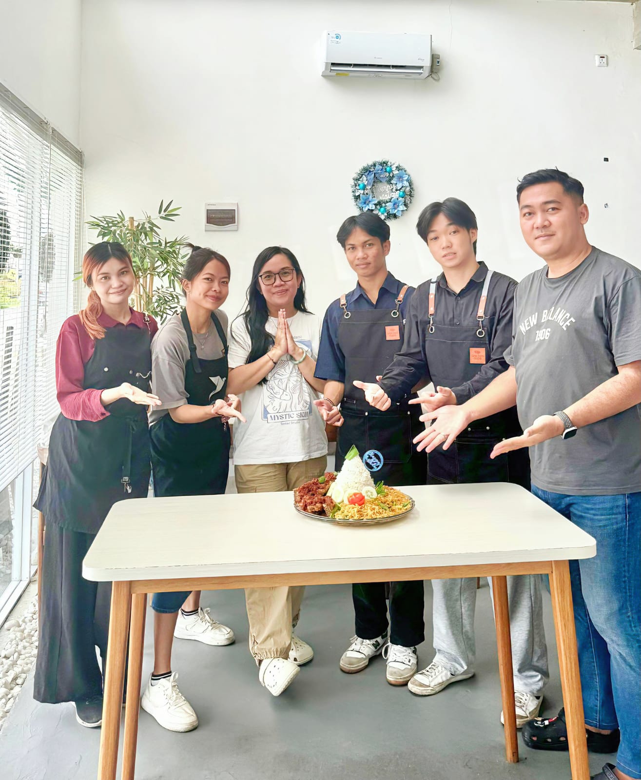 Owner Coffee Shop Desember ID, Natalia Bakar bersama karyawan merayakan anniversary ke-7