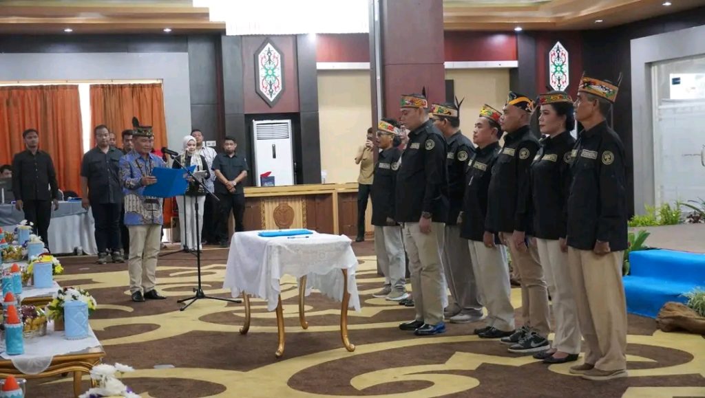 Gubernur H. Agustiar Sabran saat melantik Pengurus dan Pengawas Pusat Koperasi Unit Desa