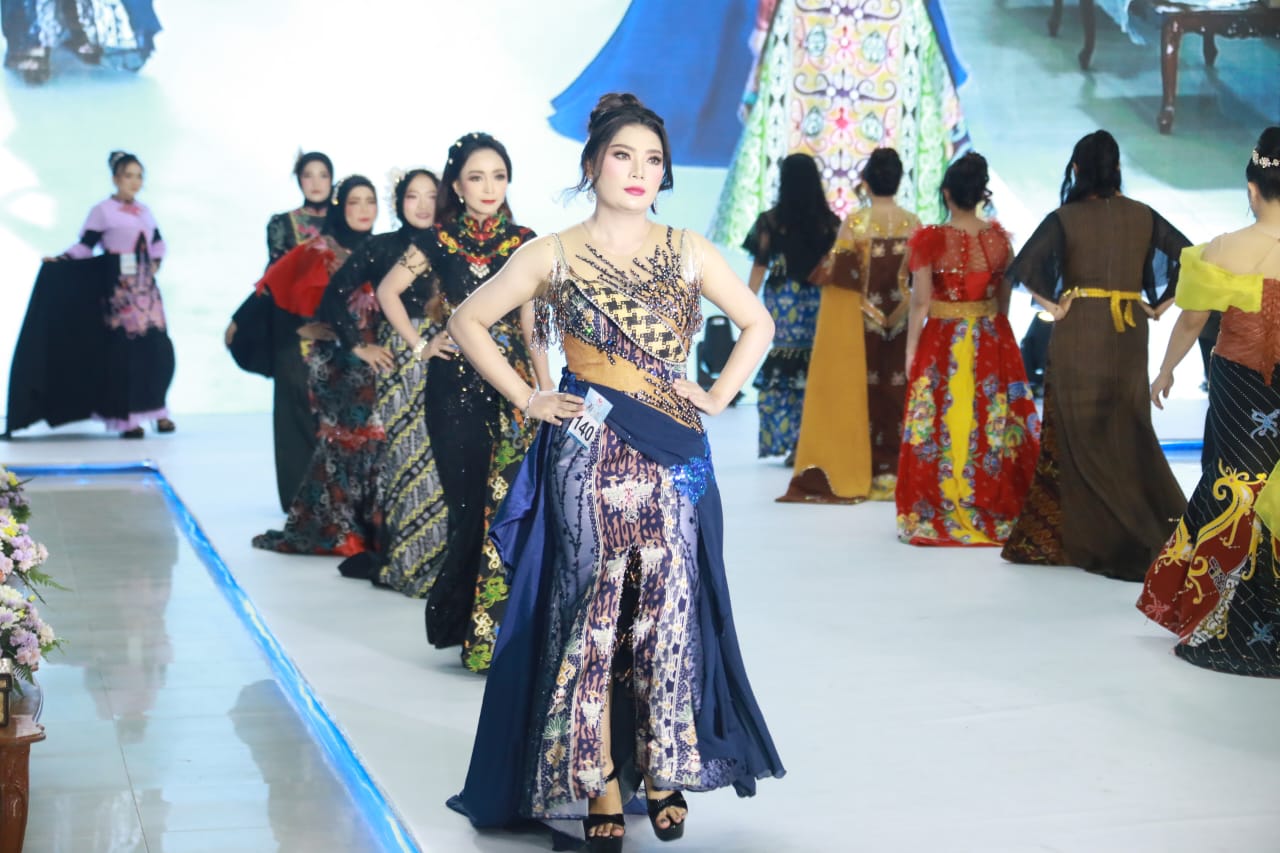 Suasana lomba Fashion Show Tahun 2025 inisiasi Dekranasda Provinsi Kalimantan Tengah