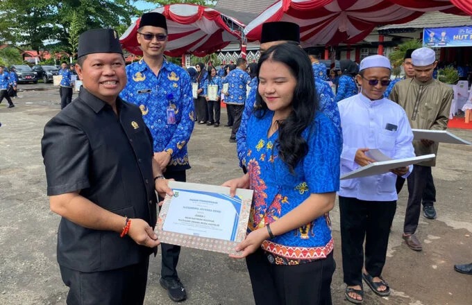Wakil Ketua I DPRD Kapuas Yohanes menyerahkan penghargaan kepada peserta Pesparani Katolik Tingkat Provinsi Kalimantan Tengah tahun 2025