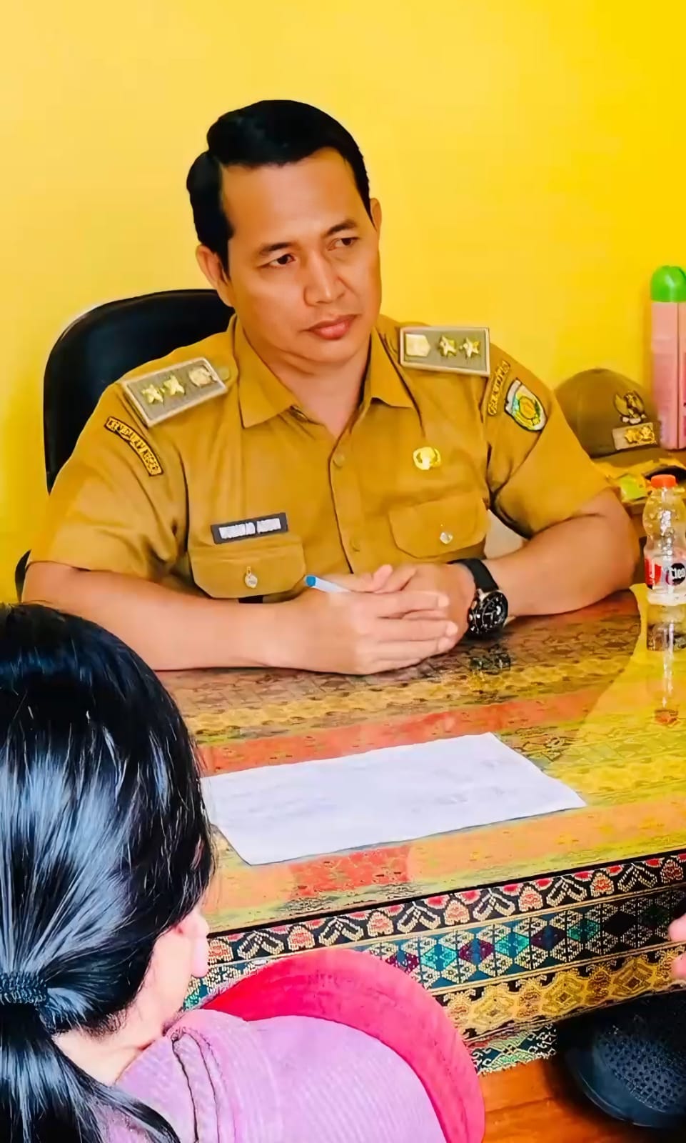 Lurah Langkai, Muhamad Abidin saat melakukan mediasi warganya