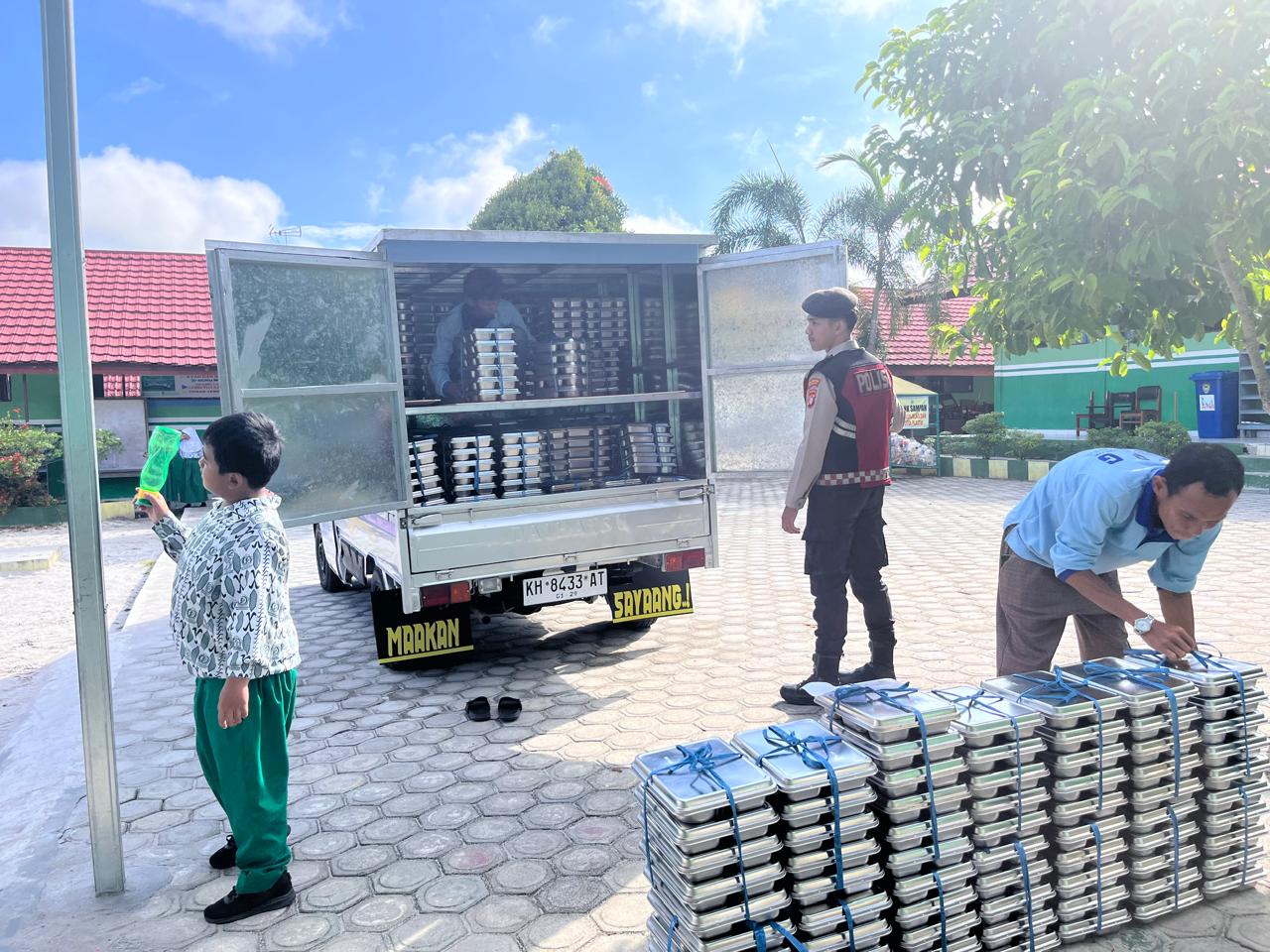 Petugas kepolisian mengawal pendistribusian MBG di Palangka Raya