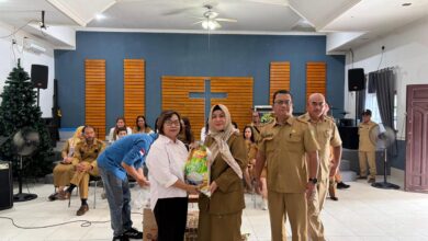 Kepala Bapenda Palangka Raya, Emi Abriyani menyerahkan bantuan