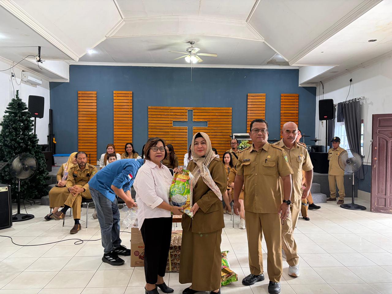 Kepala Bapenda Palangka Raya, Emi Abriyani menyerahkan bantuan