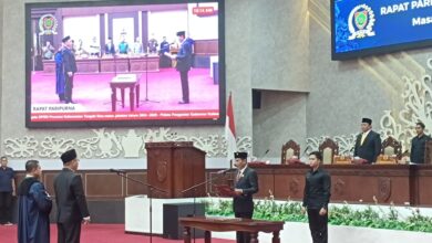 Suasana pelantikan Amonius Tuyum dalam agenda PAW, pada Rapat Paripurna ke-8 DPRD Kalteng