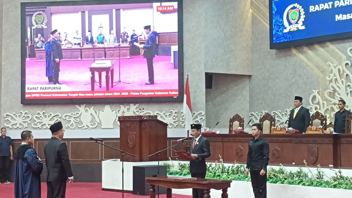 Suasana pelantikan Amonius Tuyum dalam agenda PAW, pada Rapat Paripurna ke-8 DPRD Kalteng