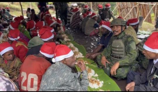 Satgas Yonif 631/Atg Gelar Makan Bersama dan Salurkan Bantuan untuk Warga Bulapa