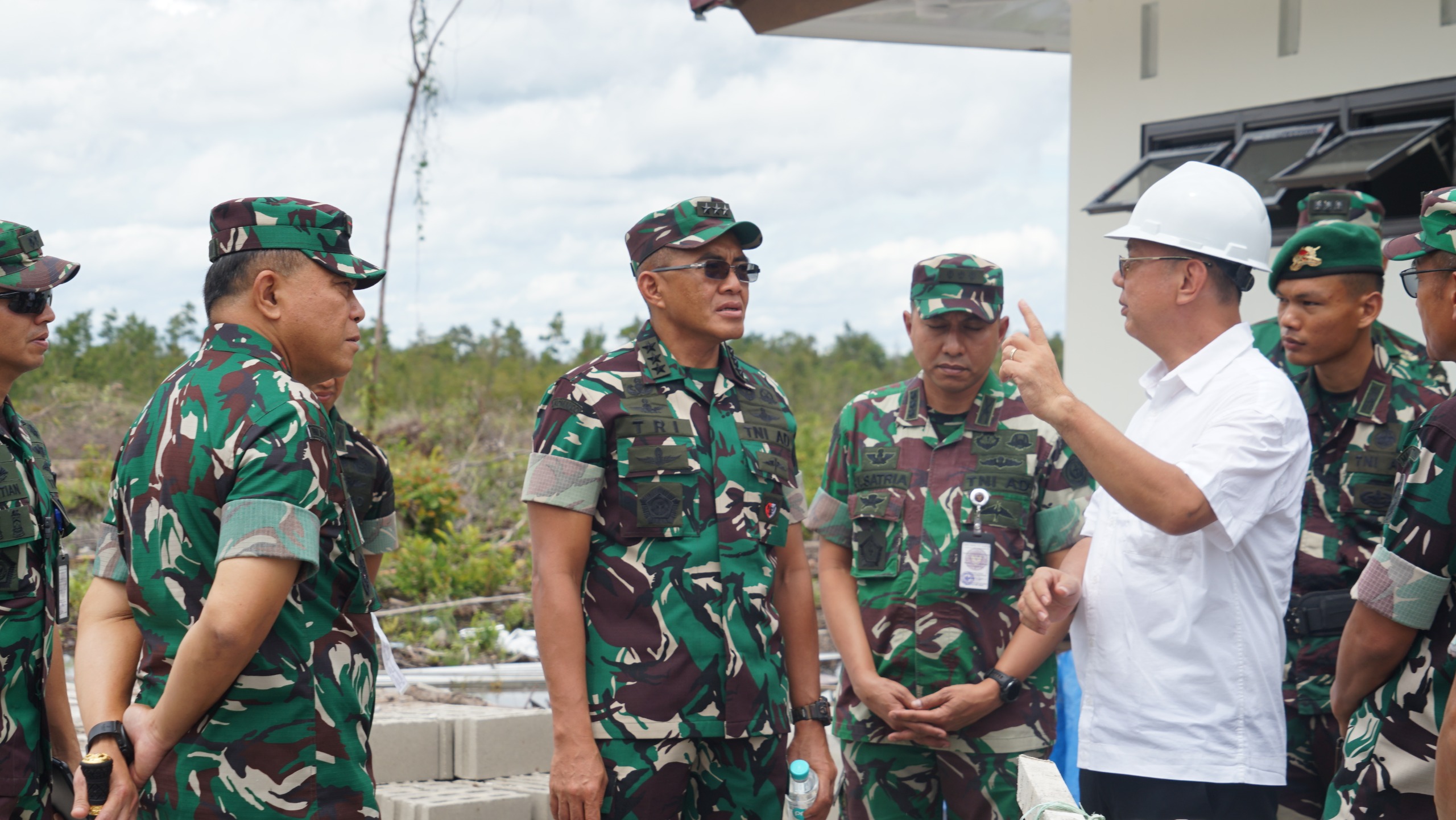 Pangdam XXII/Tambun Bungai Dampingi Sekjen Kemhan Tinjau Pembangunan Yonif TP di Kalteng