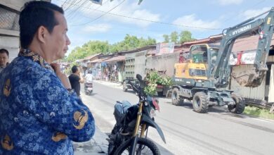 Bangunan di Atas Drainase Jalan Christopel Mihing Mulai Ditertibkan