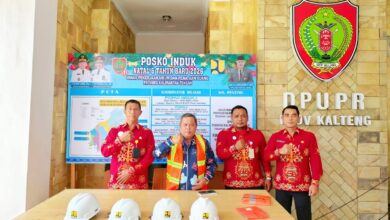 Kadis PUPR Kalteng, Juni Gultom foto bersama jajaran.