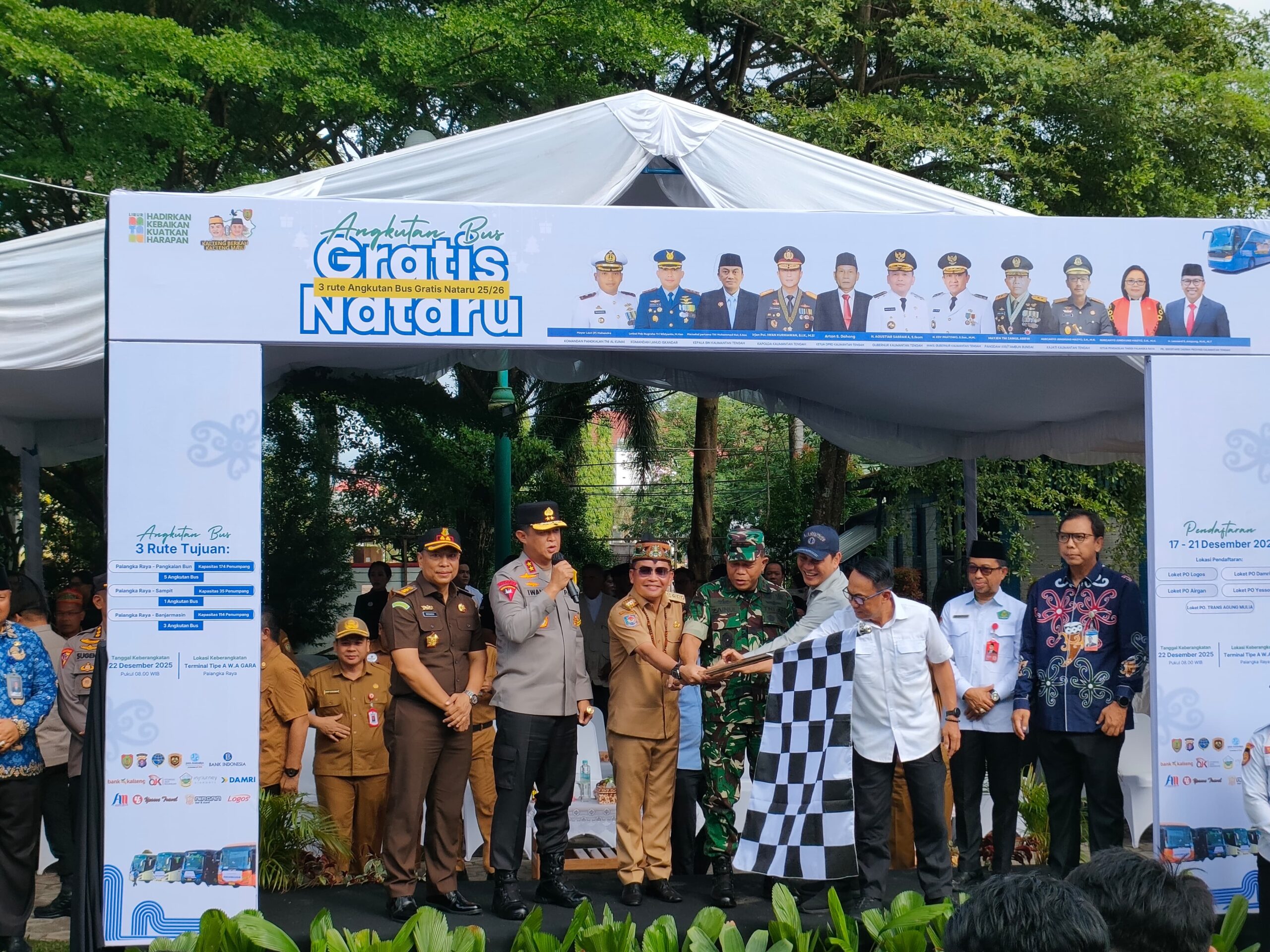 Gubernur Kalteng, H. Agustiar Sabran saat melepas keberangkatan angkutan bus mudik gratis Natal dan Tahun Baru, di Pos Polisi Bundaran Besar, Kota Palangka Raya