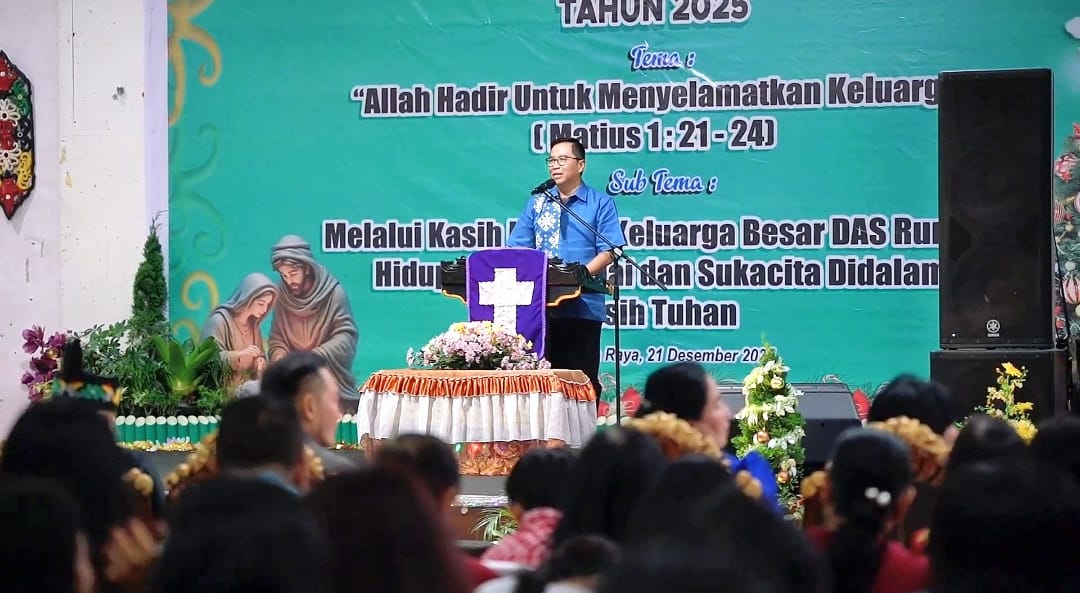 Plt. Sekda Kalteng, Leonard S Ampung saat membuka acara sekaligus menyampaikan sambutan Gubernur