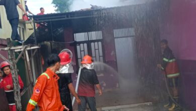 Petugas ketika melakukan pemadaman di rumah warga