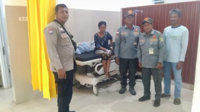 Aksi Bhabinkamtibmas Kelurahan Langkai, Bripka Puji Santoso bersama linmas kelurahan yang mengantarkan perempuan tidak dikenal ke RS Doris Sylvanus Palangka Raya