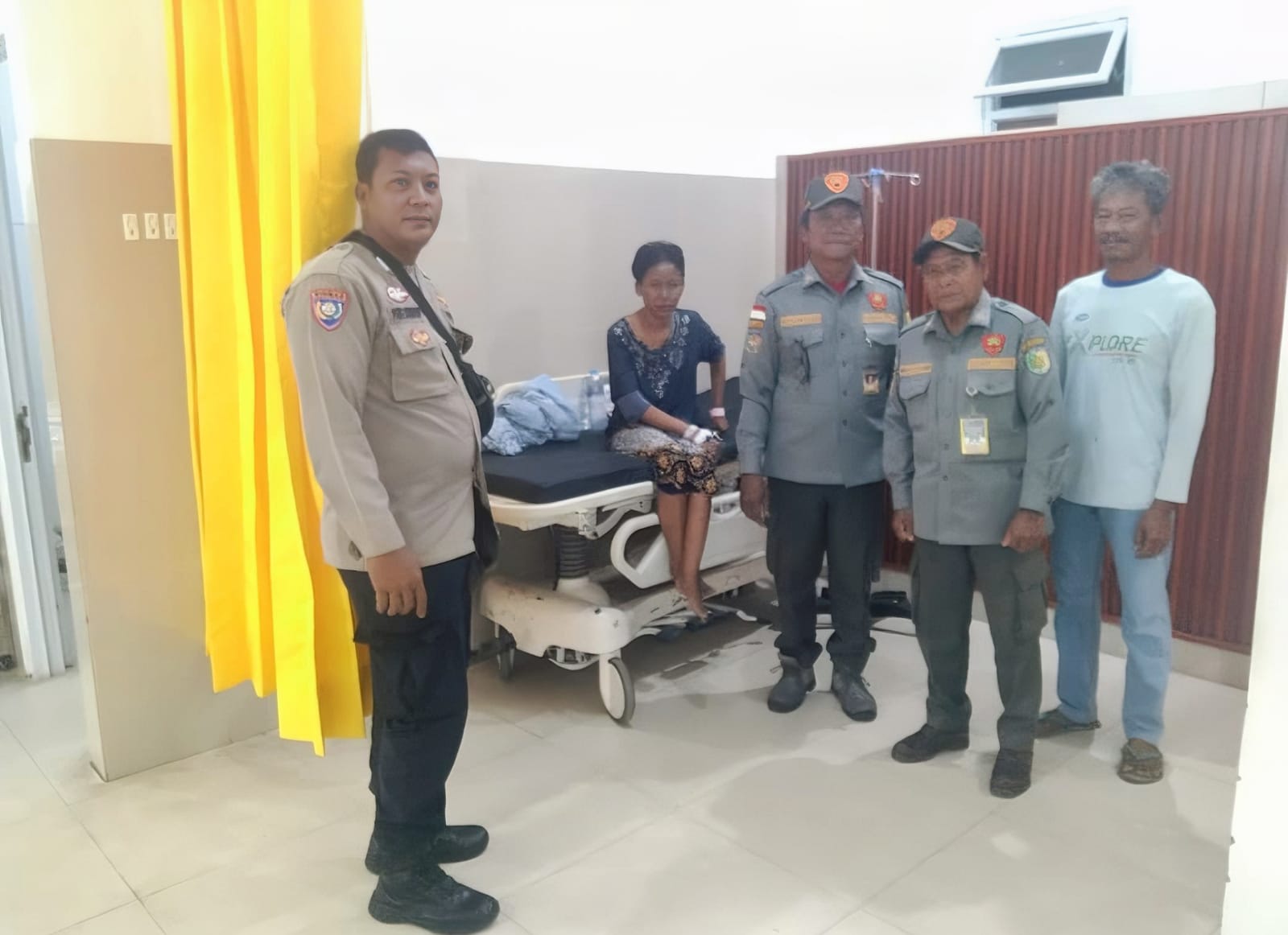 Aksi Bhabinkamtibmas Kelurahan Langkai, Bripka Puji Santoso bersama linmas kelurahan yang mengantarkan perempuan tidak dikenal ke RS Doris Sylvanus Palangka Raya