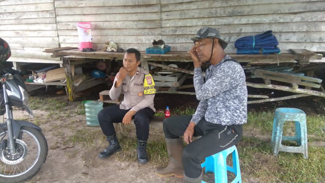 Petugas kepolisian ketika berdialog dengan warga