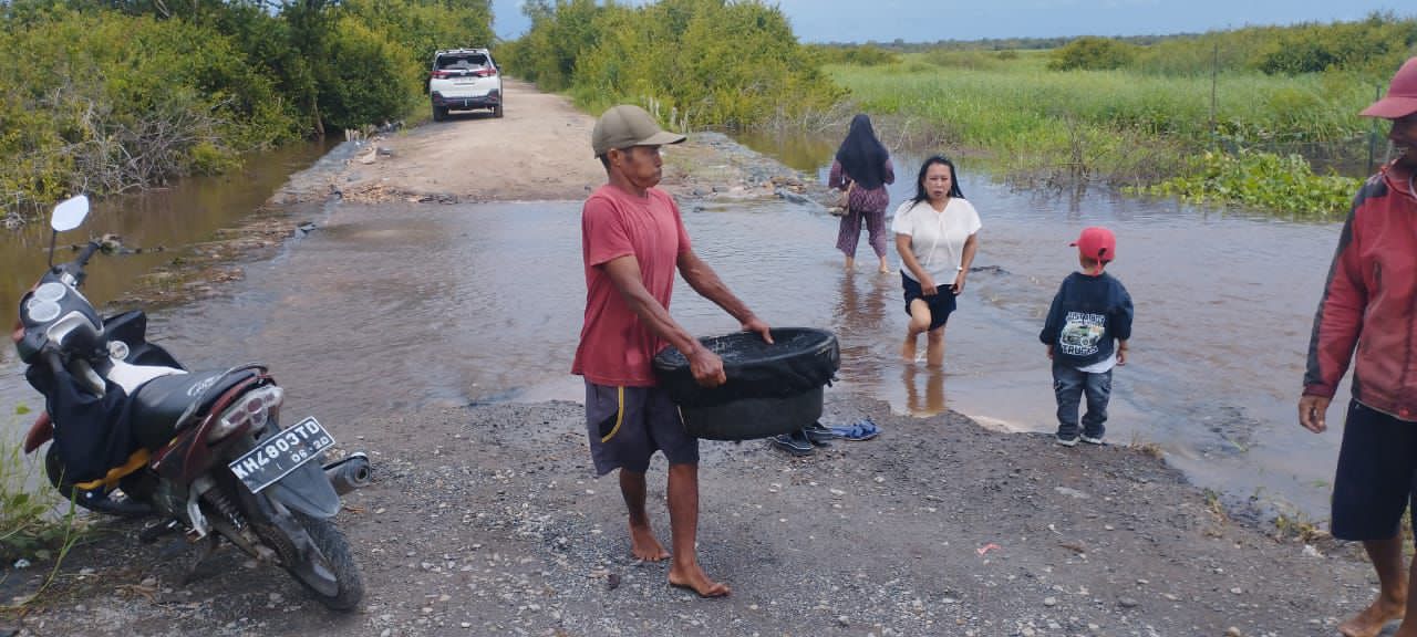 Aktivitas warga Bereng Bengkel saat terjadinya luapan Sungai Kahayan