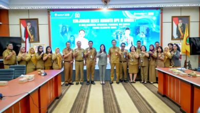 Plt. Kadiskominfosantik Kalteng, Rangga Lesmana beserta jajaran pejabat foto bersama Anggota DPR RI Komisi I, Andina Theresia Narang, di Aula Kanderang Tingang