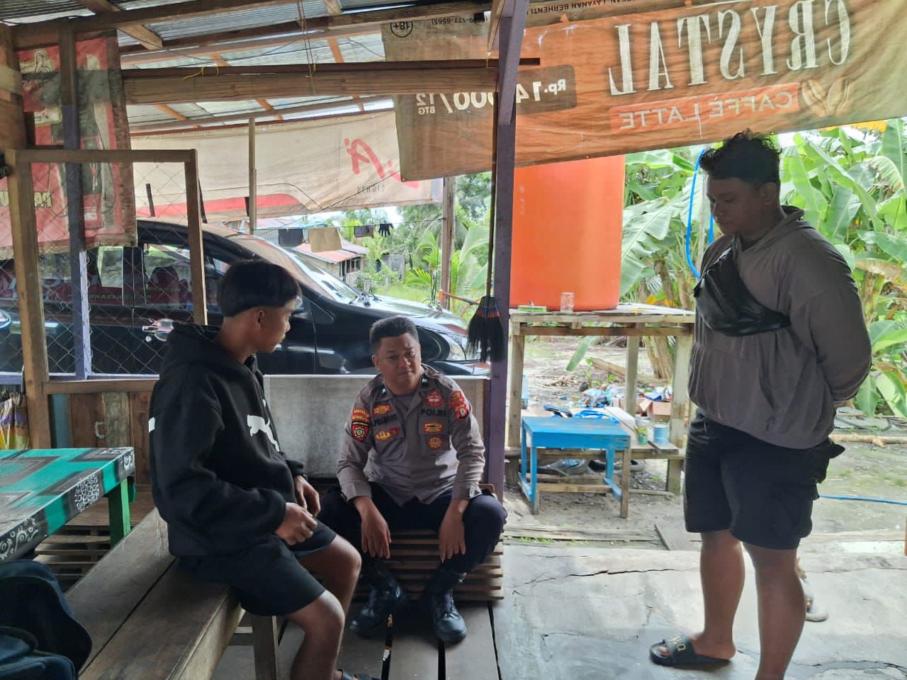 Petugas kepolisian ketika berdialog dengan remaja di wilayah Kecamatan Rakumpit