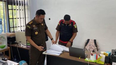 Tim Penyidik Kejati Kalteng saat melakukan