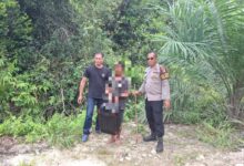 Petugas kepolisian bersama tersangka AM ketika mencari barang bukti yang telah dibuang