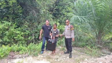 Petugas kepolisian bersama tersangka AM ketika mencari barang bukti yang telah dibuang