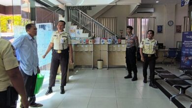 Petugas kepolisian ketika berada di salah satu Kantor Perbankan yang ada di Kota Palangka Raya