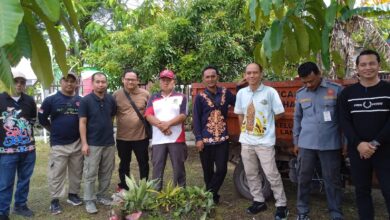 Lurah Langkai, Muhamad Abidin, SH foto bersama Camat Pahandut, Said Zain Bachsin serta perangkat kelurahan usai kegiatan,
