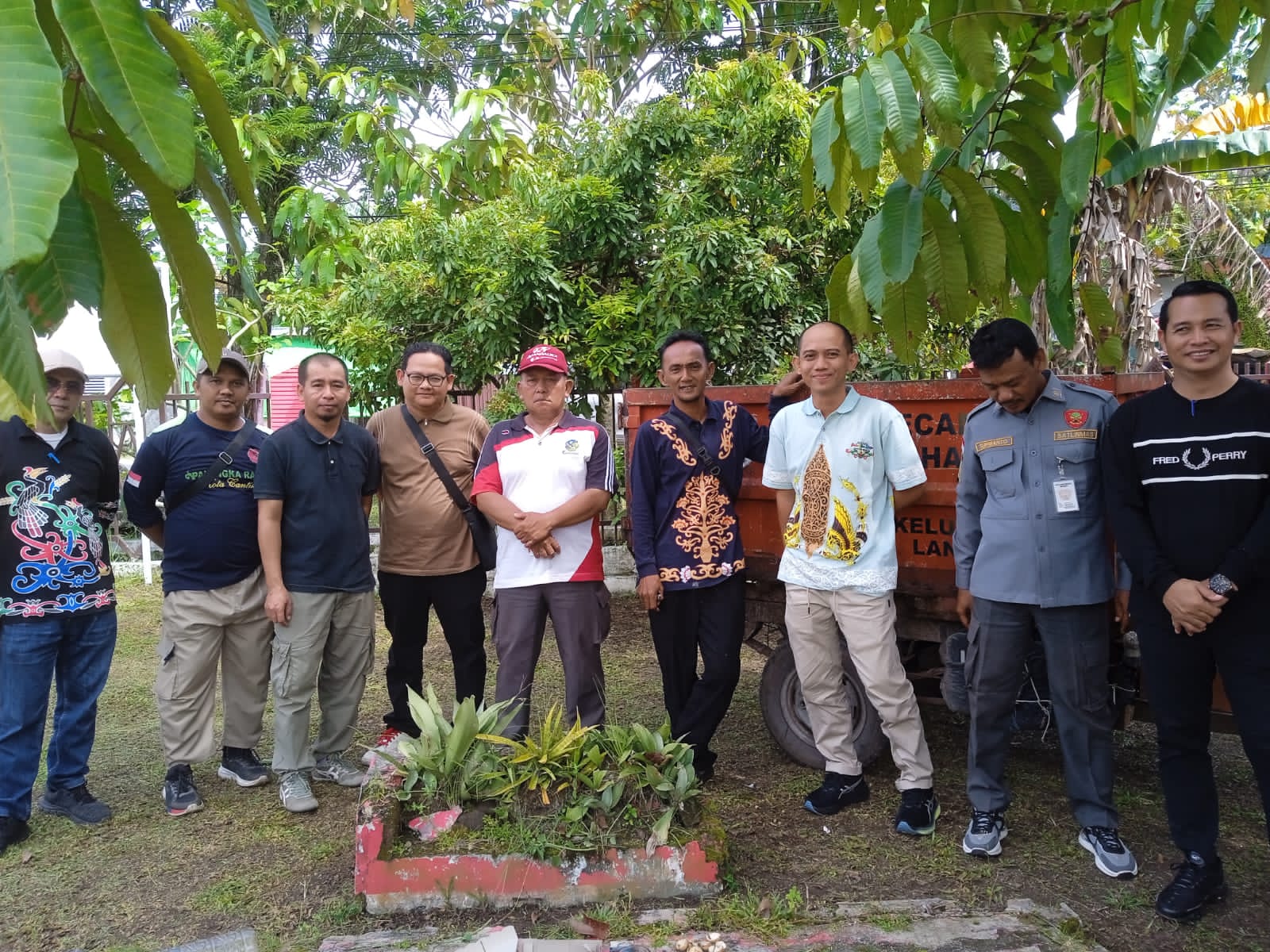 Lurah Langkai, Muhamad Abidin, SH foto bersama Camat Pahandut, Said Zain Bachsin serta perangkat kelurahan usai kegiatan,