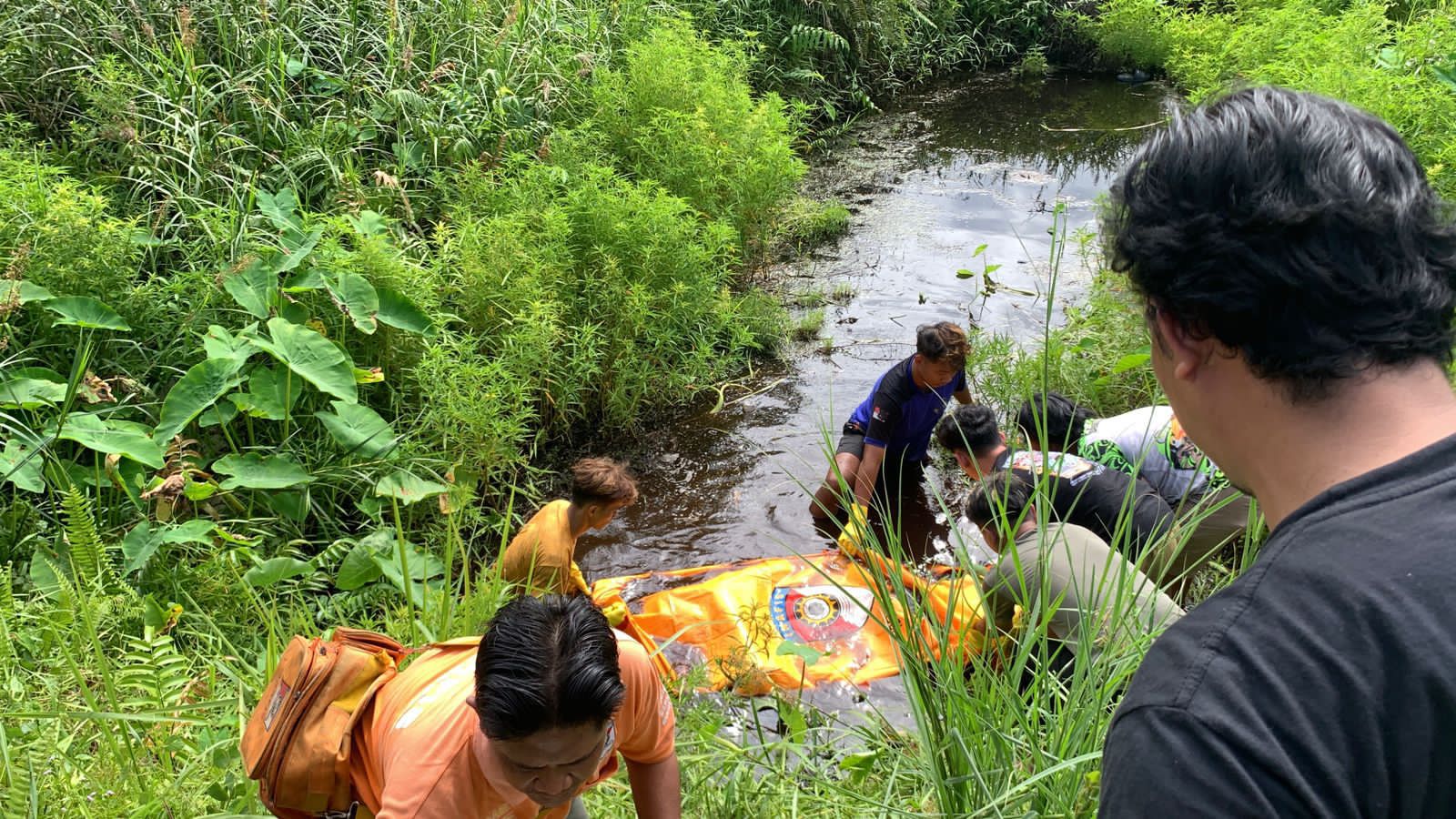 Tim relawan ketika mengangkat jasad korban untuk dievakuasi menuju RSUD Doris Sylvanus