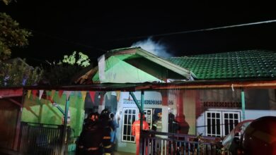Petugas ketika memadamkan rumah