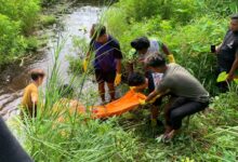 Tim relawan ketika melakukan evakuasi terhadap jasad korban, Jumat kemarin.